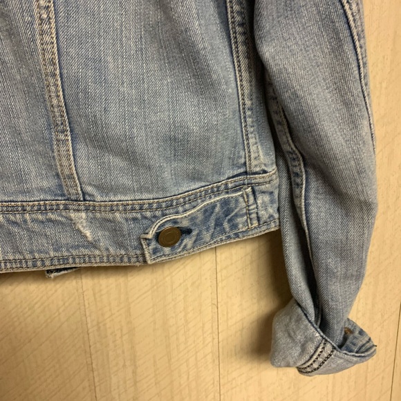Cropped distressed jean jacket - Picture 3 of 6